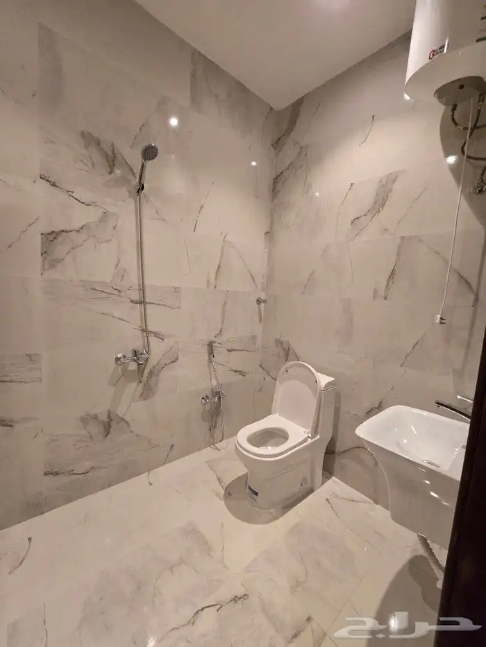 للبيع فيلا دورين وملحق 10غرف تشطيبVIP بأحد رفيده حي العزيزية 44