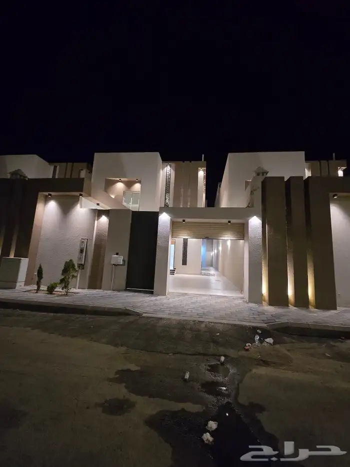 للبيع فيلا دورين وملحق 10غرف تشطيبVIP بأحد رفيده حي العزيزية 2