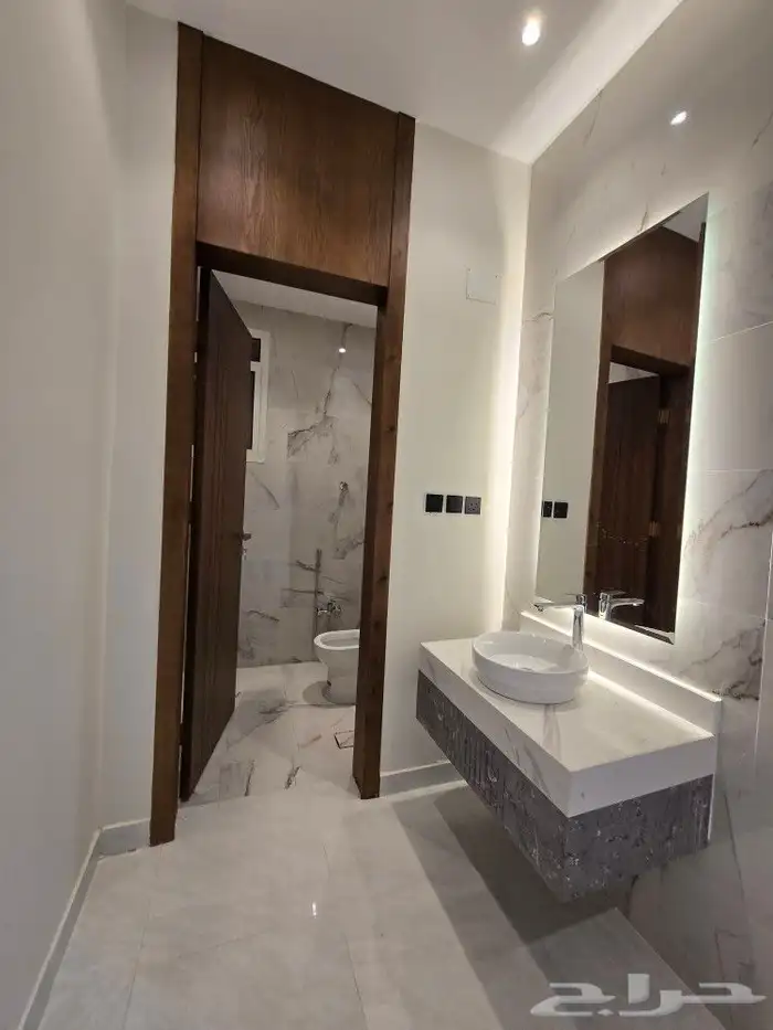 للبيع فيلا دورين وملحق 10غرف تشطيبVIP بأحد رفيده حي العزيزية 26