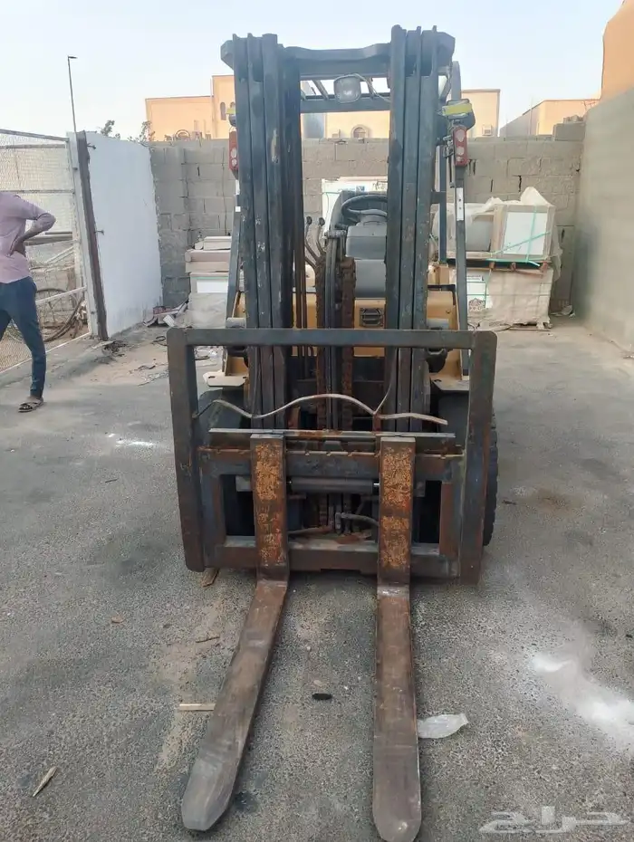 شوقه فور كليفت CAT موديل 2007 حموله 3 طن 2