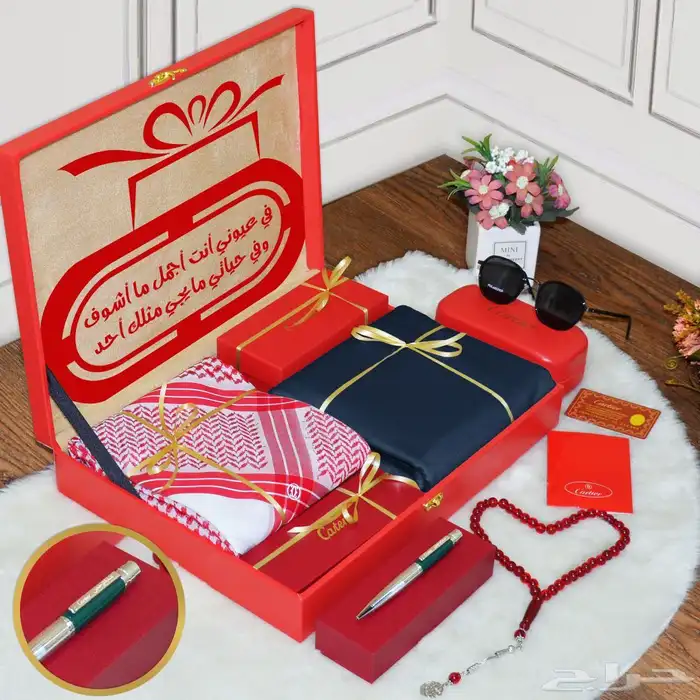 يحتوي صندوق الهدايا المعروض في الصورة على مجموعة من المنتجات 1
