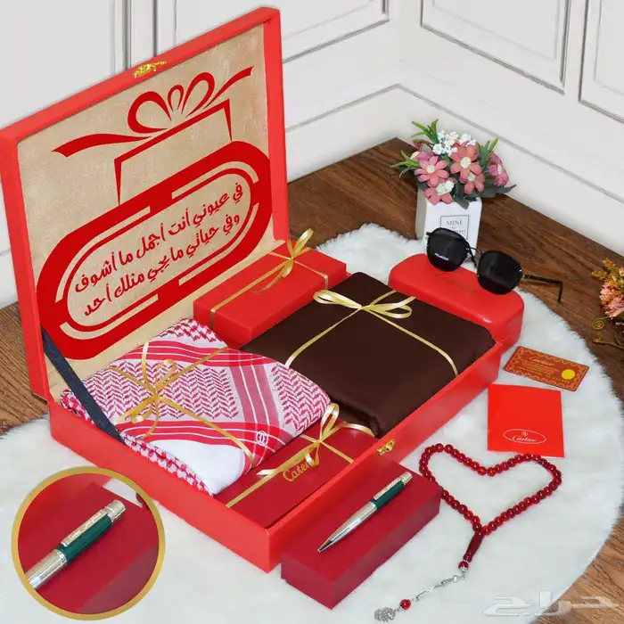 يحتوي صندوق الهدايا المعروض في الصورة على مجموعة من المنتجات 2