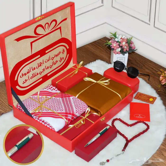يحتوي صندوق الهدايا المعروض في الصورة على مجموعة من المنتجات 4