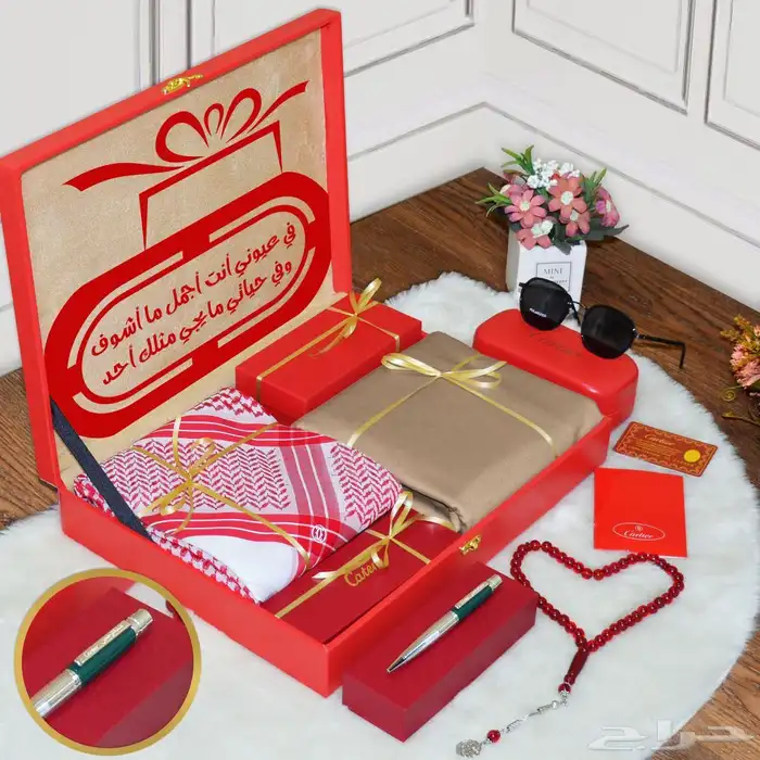 يحتوي صندوق الهدايا المعروض في الصورة على مجموعة من المنتجات 6