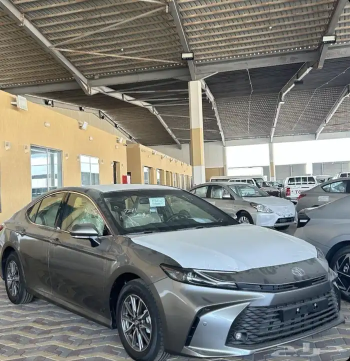 تويوتا كامري فئة E بنزين جنوط سعودي اسود ورمادي( 2025 ) 1