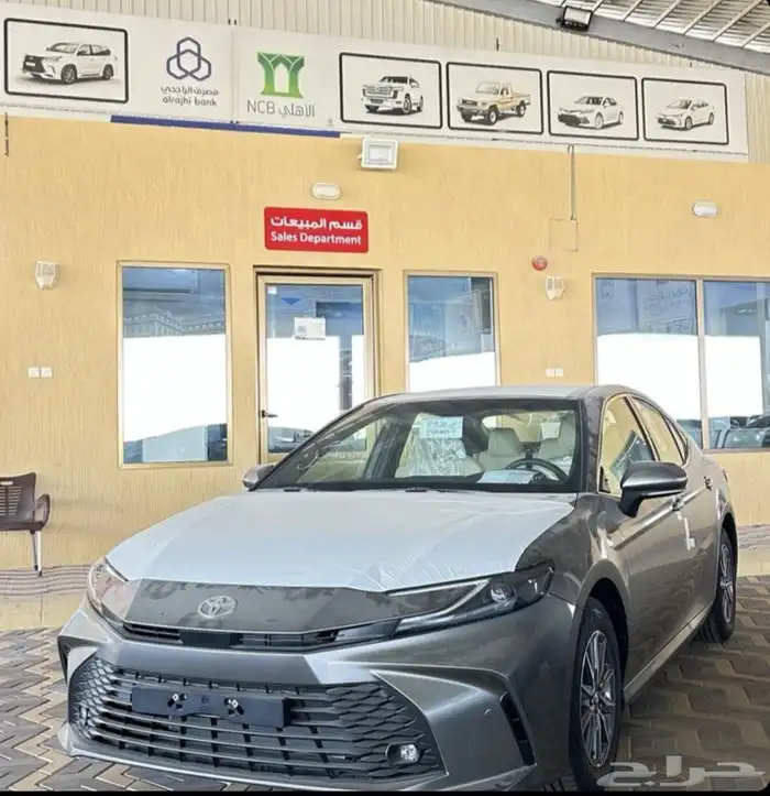تويوتا كامري فئة E بنزين جنوط سعودي اسود ورمادي( 2025 ) 2