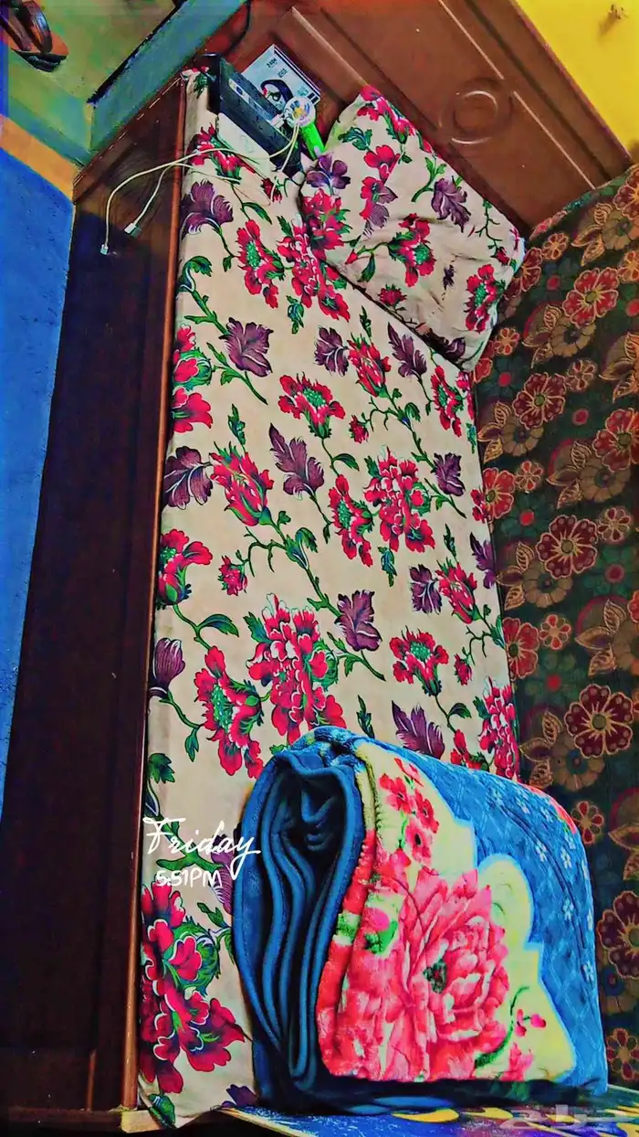 سرير ومرتبه بحاله جيده للبيع لظروف السفر استعمال أربع شهور 0