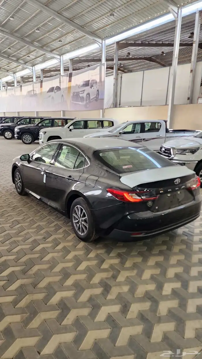 تويوتا كامري فئة E بنزين جنوط سعودي اسود ورمادي( 2025 ) 7