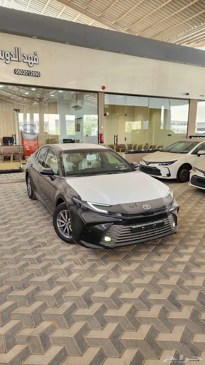 تويوتا كامري فئة E بنزين جنوط سعودي اسود ورمادي( 2025 ) 6