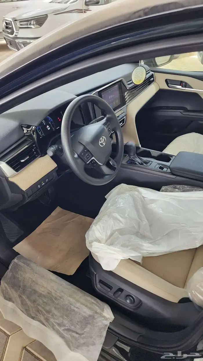 تويوتا كامري فئة E بنزين جنوط سعودي اسود ورمادي( 2025 ) 9