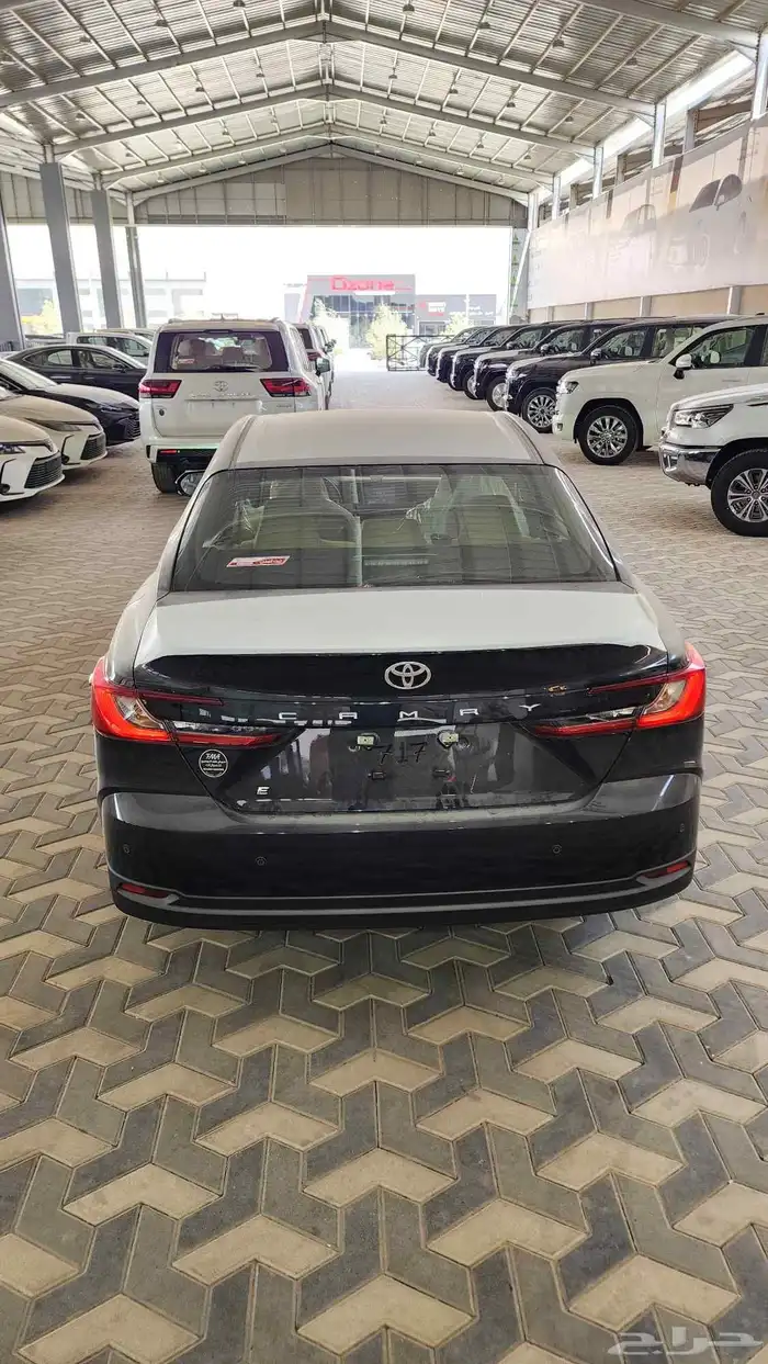 تويوتا كامري فئة E بنزين جنوط سعودي اسود ورمادي( 2025 ) 8