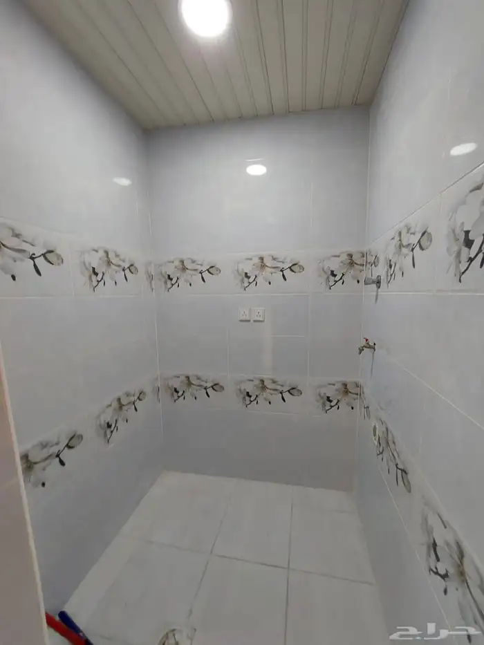 للبيع شقه تمليك ارضيه حي النور بالدمام جديده 550 الف 5 غرف 1