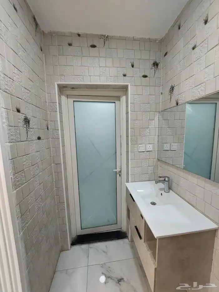 للبيع شقه تمليك ارضيه حي النور بالدمام جديده 550 الف 5 غرف 9