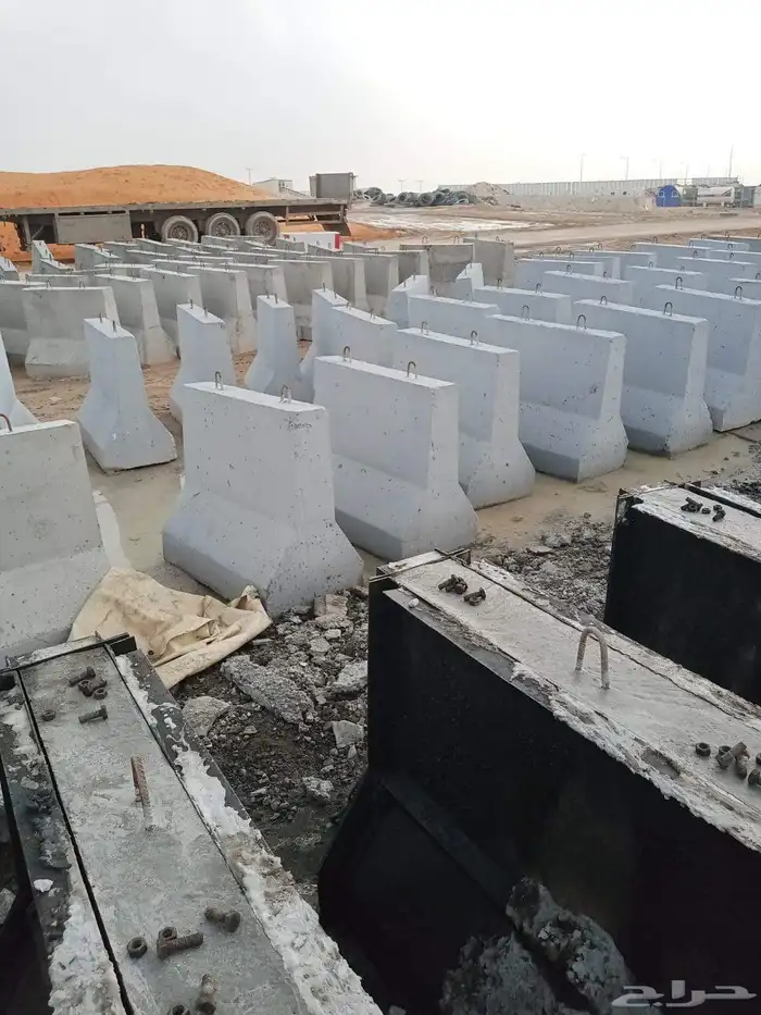 يسعدنا ان نتقدم لكم أعمالنا اعمال خرسانية لأعمال الطرق وتجمي 0