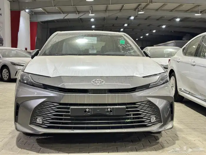 تويوتا كامري E بنزين استاندر اللون تيتانيوم موديل 2025 سعودي 1