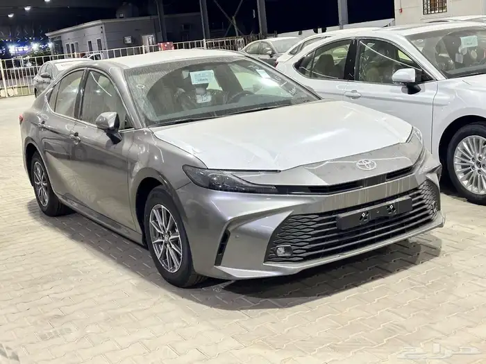 تويوتا كامري E بنزين استاندر اللون تيتانيوم موديل 2025 سعودي 2