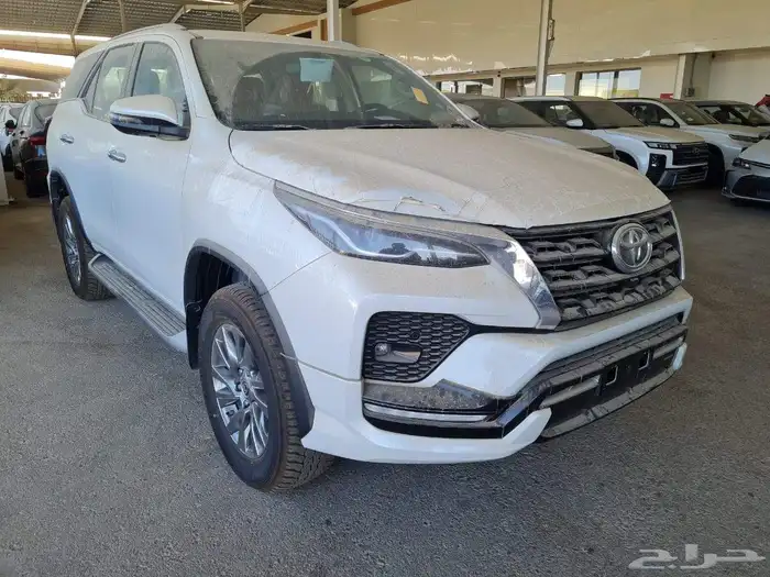 تويوتا فورشنر الفئه VX3 فل كامل بنزين 6 سلندر الموديل 2025 1