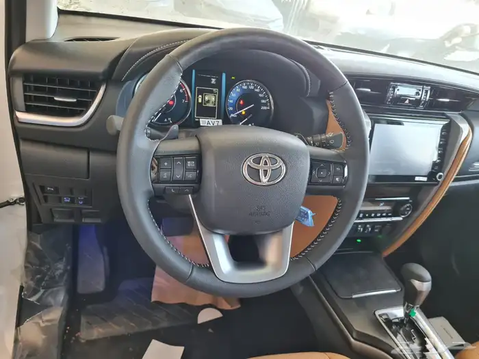 تويوتا فورشنر الفئه VX3 فل كامل بنزين 6 سلندر الموديل 2025 8