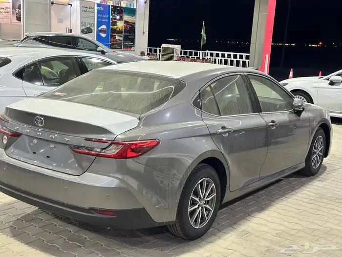 تويوتا كامري E بنزين استاندر اللون تيتانيوم موديل 2025 سعودي 4