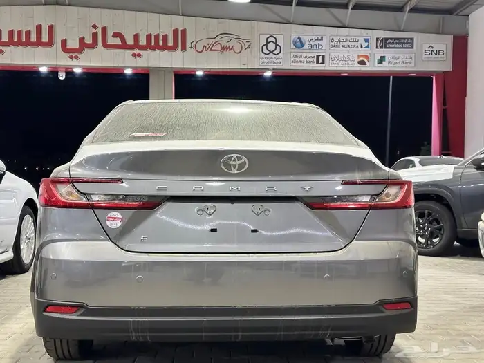 تويوتا كامري E بنزين استاندر اللون تيتانيوم موديل 2025 سعودي 3