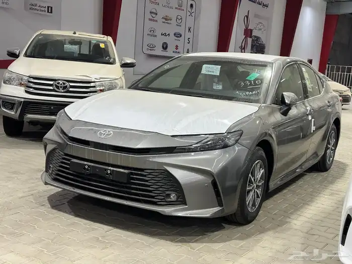 تويوتا كامري E بنزين استاندر اللون تيتانيوم موديل 2025 سعودي 0