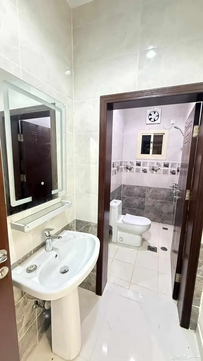 شقة للايجار 5 غرف نظيفة_ حي الصالحية امام من لولو ماركت 1