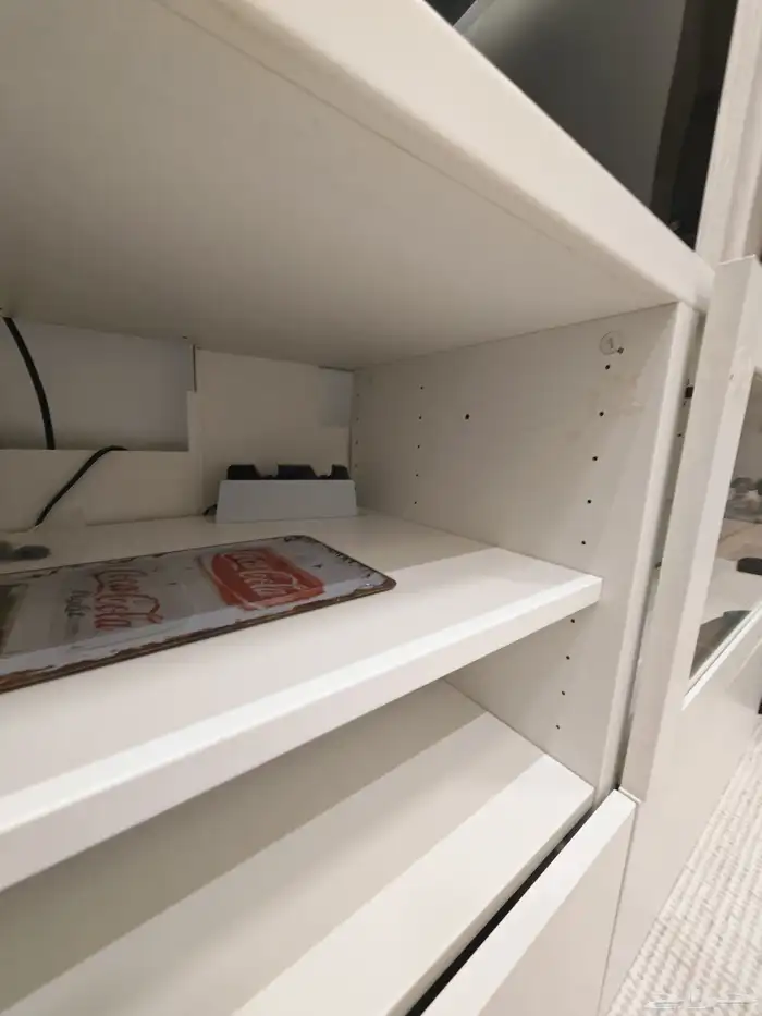 طاولة تلفزيون ايكيا بحالة ممتازة 2