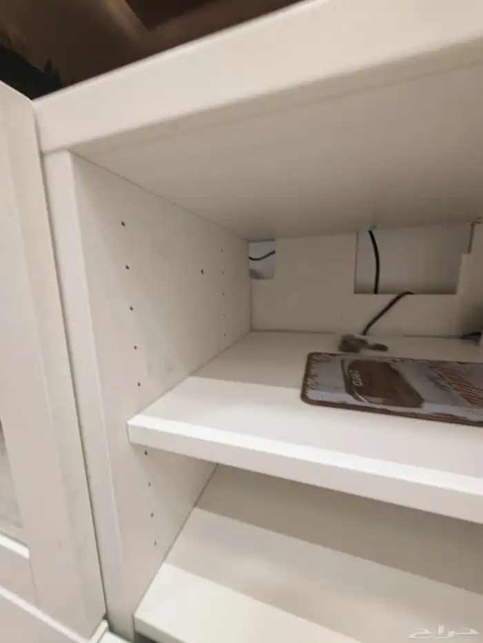 طاولة تلفزيون ايكيا بحالة ممتازة 3