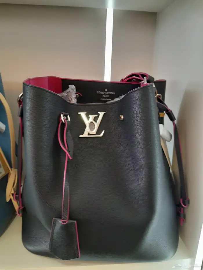 من يرغب في شراء شنط نسائيه. اصليه...ستوكات...والمحل موجود في 3