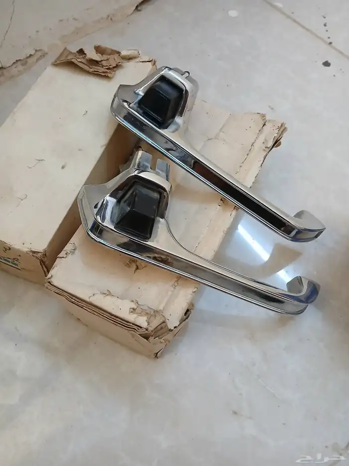 تمثال جمس 81 وفوق تايوان و يد باب خارجي. 1