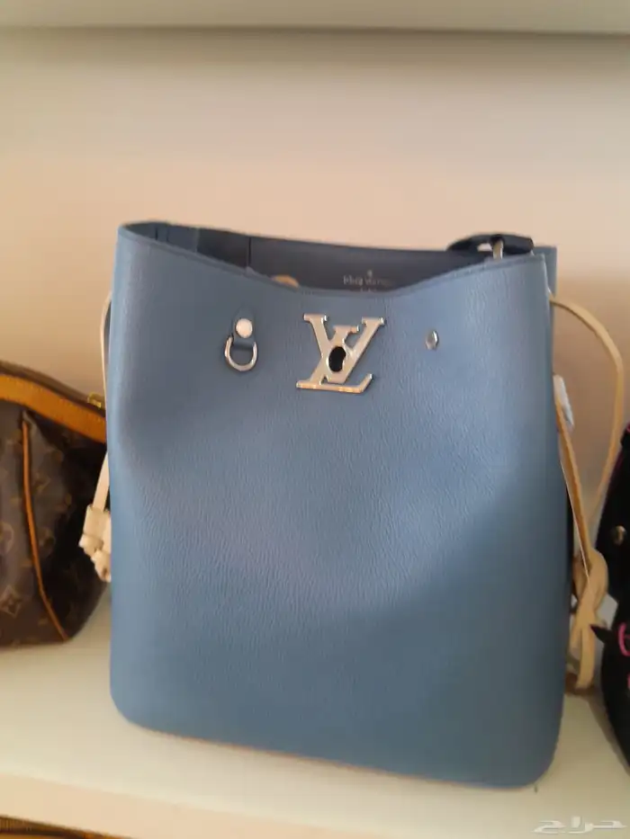 من يرغب في شراء شنط نسائيه. اصليه...ستوكات...والمحل موجود في 0