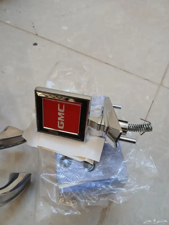 تمثال جمس 81 وفوق تايوان و يد باب خارجي. 0