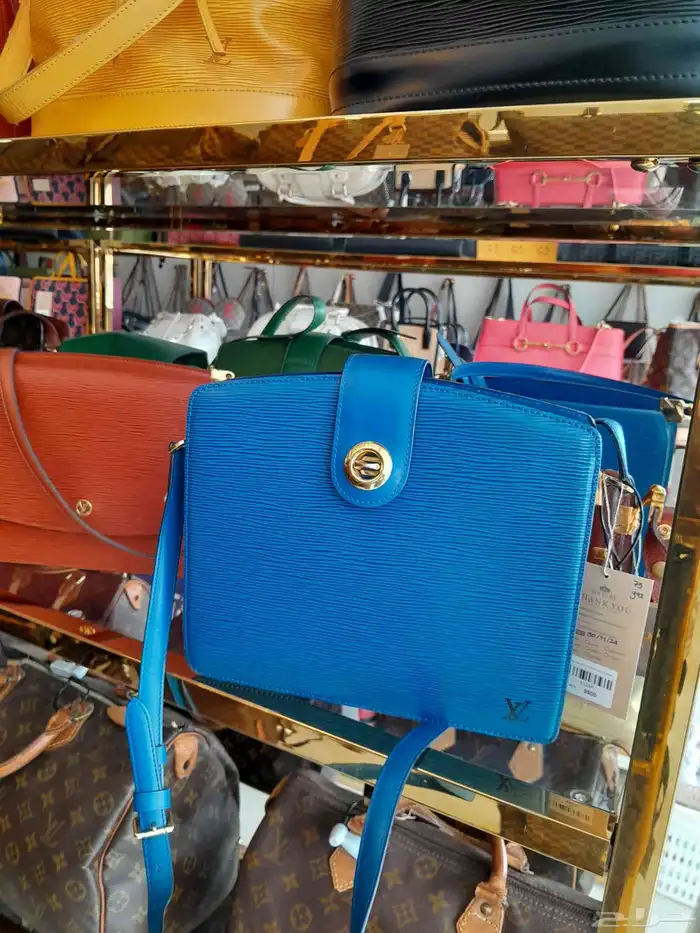 من يرغب في شراء شنط نسائيه. اصليه...ستوكات...والمحل موجود في 9