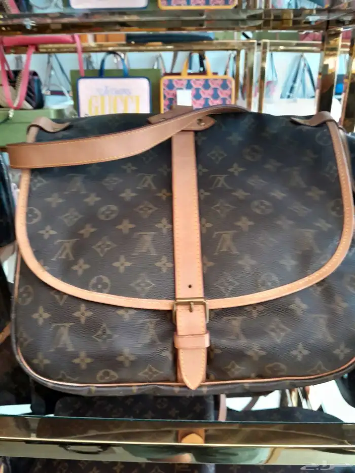 من يرغب في شراء شنط نسائيه. اصليه...ستوكات...والمحل موجود في 6