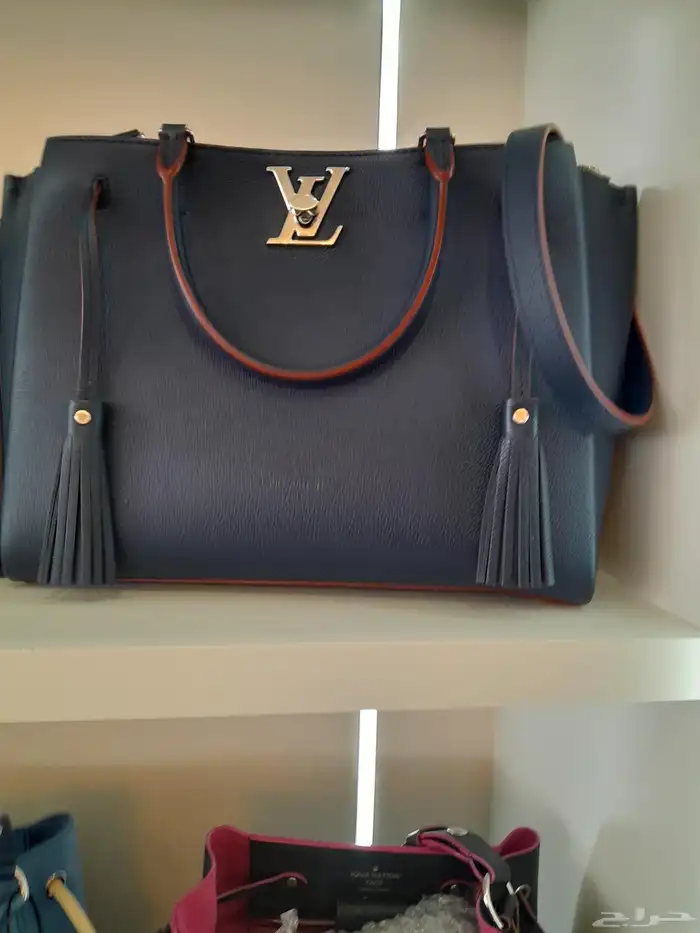 من يرغب في شراء شنط نسائيه. اصليه...ستوكات...والمحل موجود في 1