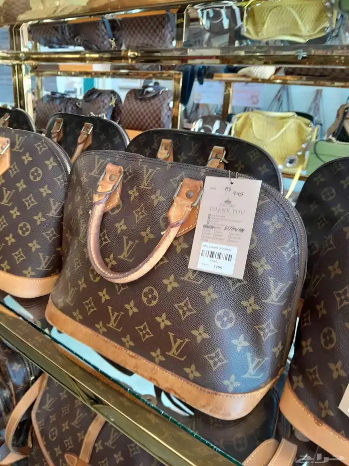 من يرغب في شراء شنط نسائيه. اصليه...ستوكات...والمحل موجود في 7