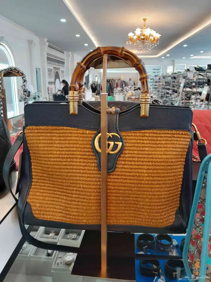 من يرغب في شراء شنط نسائيه. اصليه...ستوكات...والمحل موجود في 4