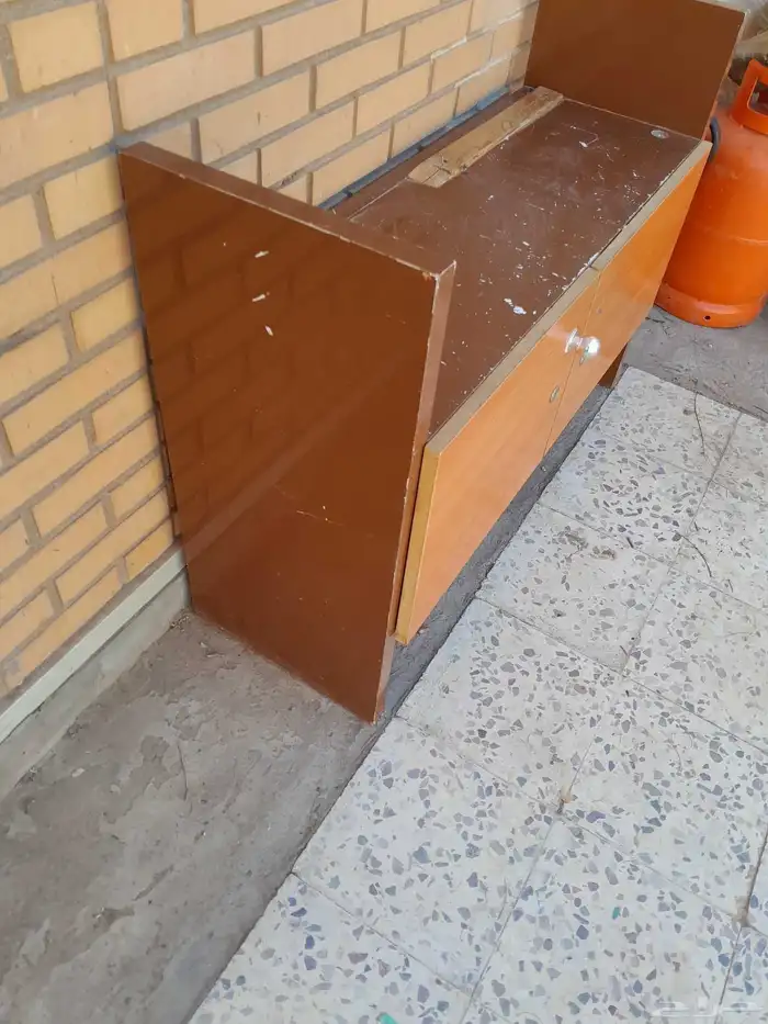 عدد 2خزانه واحده خشب درفتين مقابل بعض بينهمافاصل 2