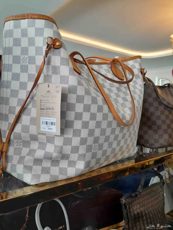 من يرغب في شراء شنط نسائيه. اصليه...ستوكات...والمحل موجود في 5