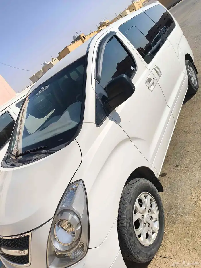 هيونداي H1  موديل 2010  بحالة ممتازة. خضعت لصيانة دقيقة. اله 3