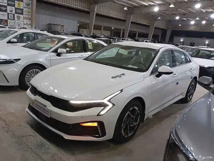 كيا 5 ستاندر مطور بدون فتحه سقف لون ابيض او رمادي موديل 2026 2