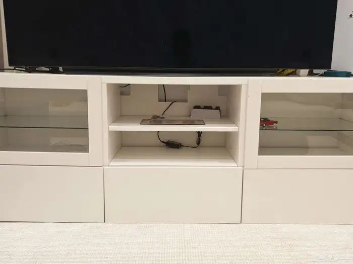 طاولة تلفزيون ايكيا بحالة ممتازة 0