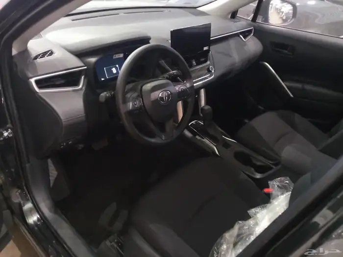 تويوتا كورلا كروس ( 2025 )نص فل بنزين اصفار جديد بطاقة جمركة 11