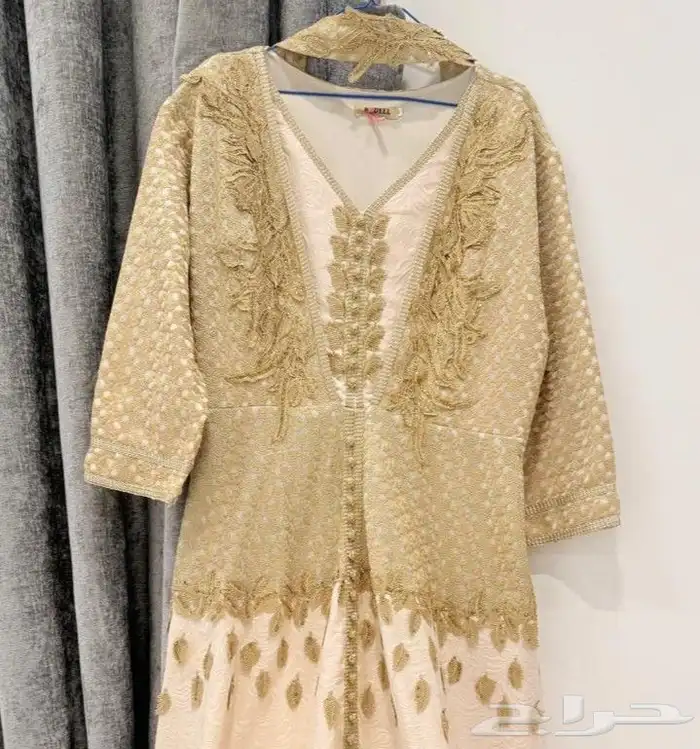 ثوب جلابية للمناسبات يحتوي على كرستال يوجد معه حزام . 0