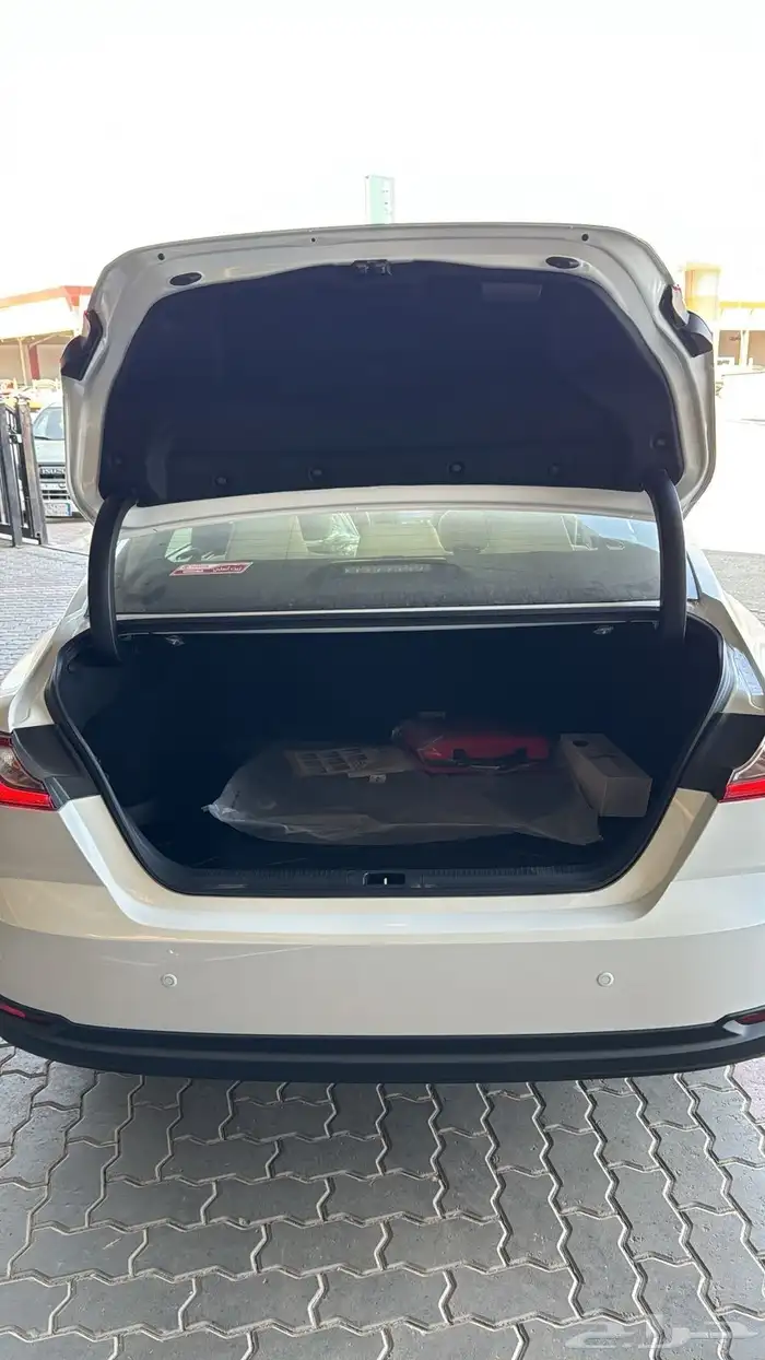 تويوتا كامري فئة استاندر ابيض بنزين سعودي بطاقه جمركية 2025 8