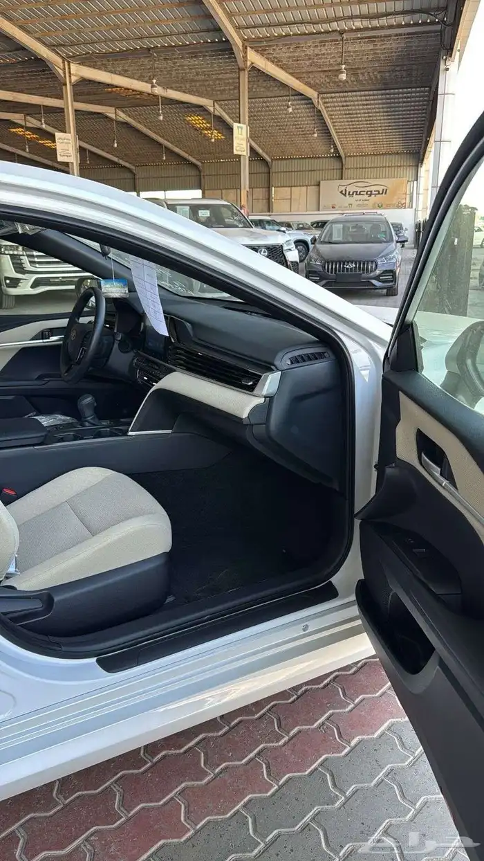 تويوتا كامري فئة استاندر ابيض بنزين سعودي بطاقه جمركية 2025 7