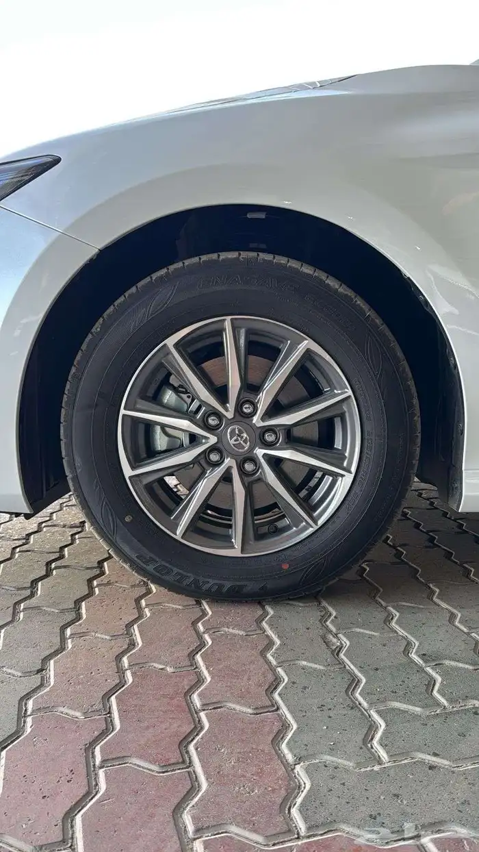 تويوتا كامري فئة استاندر ابيض بنزين سعودي بطاقه جمركية 2025 4