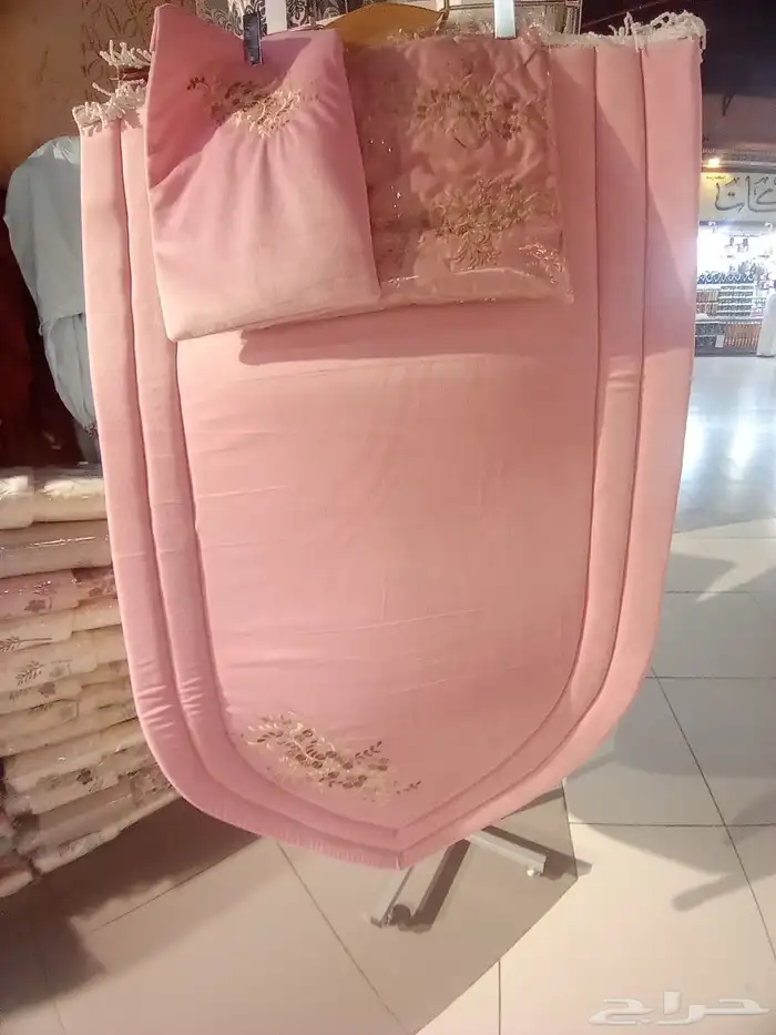 سجاد اسفنح مبطن مع شراشف صلاه وغلاف مصحف بسعر الجمله للكميه 2