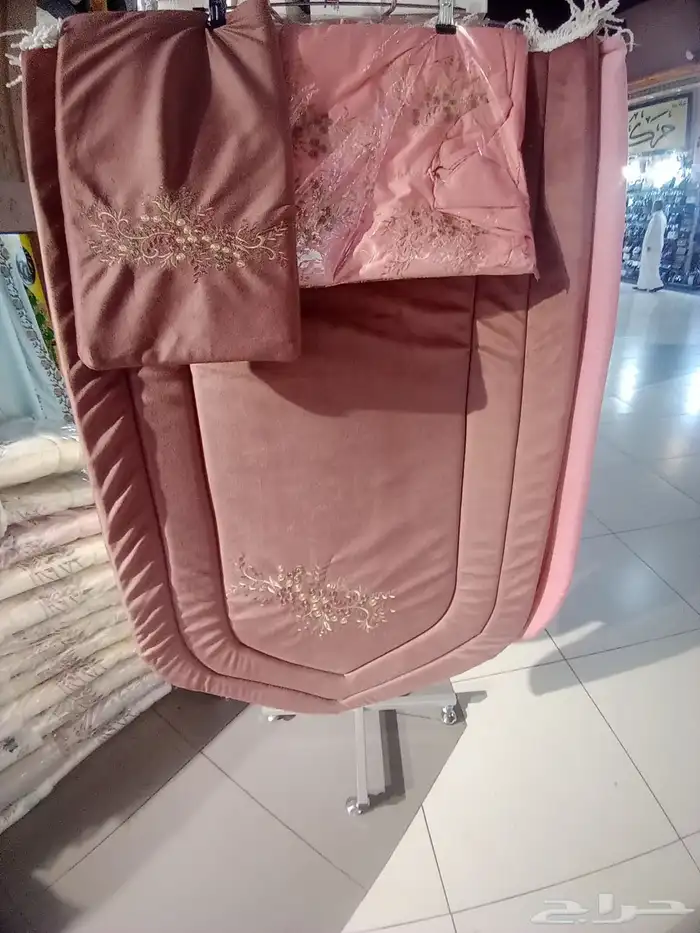 سجاد اسفنح مبطن مع شراشف صلاه وغلاف مصحف بسعر الجمله للكميه 1