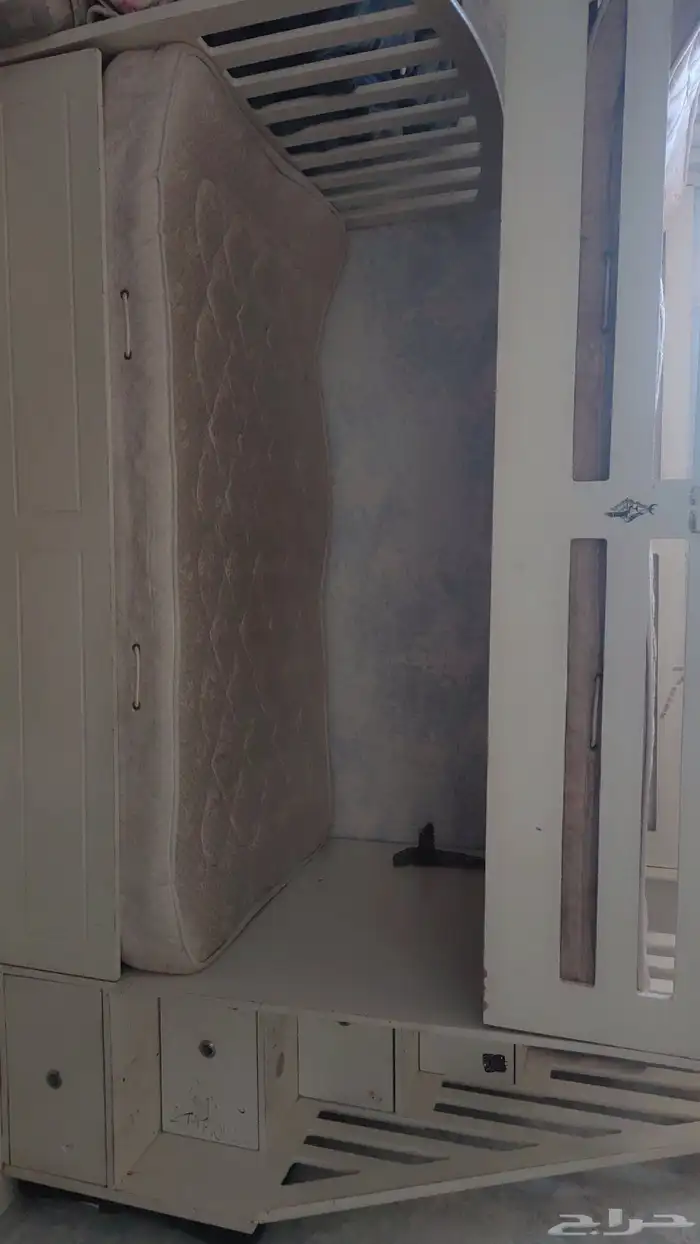 سرير دورين خشب ممتاز وقوي فقط يحتاج بويا وصيانة لبعض الأدراج 0